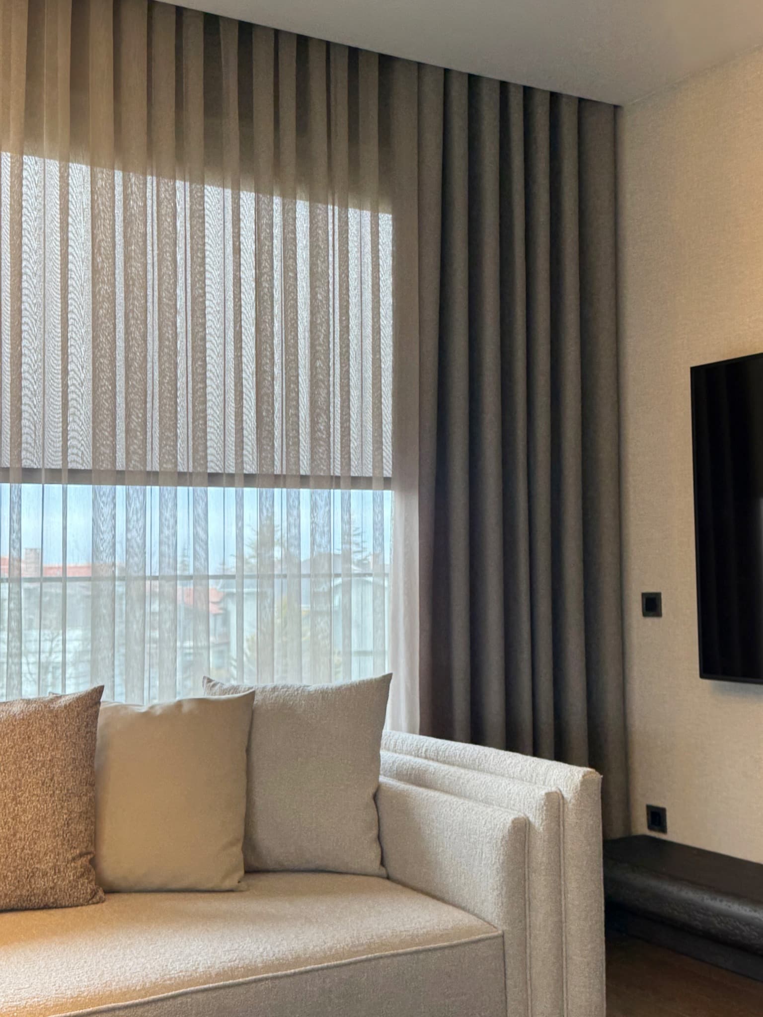 Avend Voven salonunda tül ve fon perde detayı
