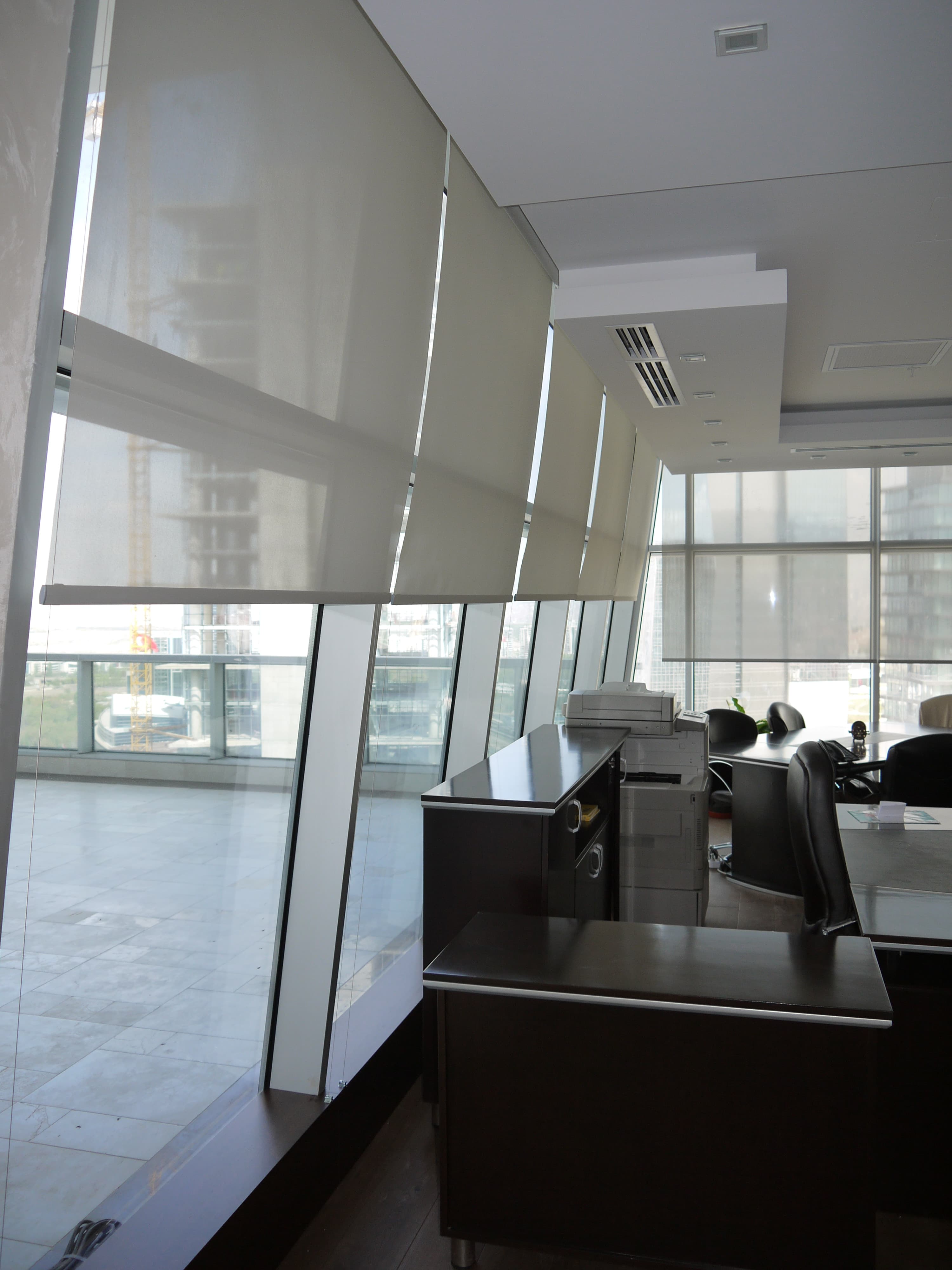 The Paragon Söğütözü çalışma alanında geometrik camlara göre ölçülendirilen sunscreen stor perdeler