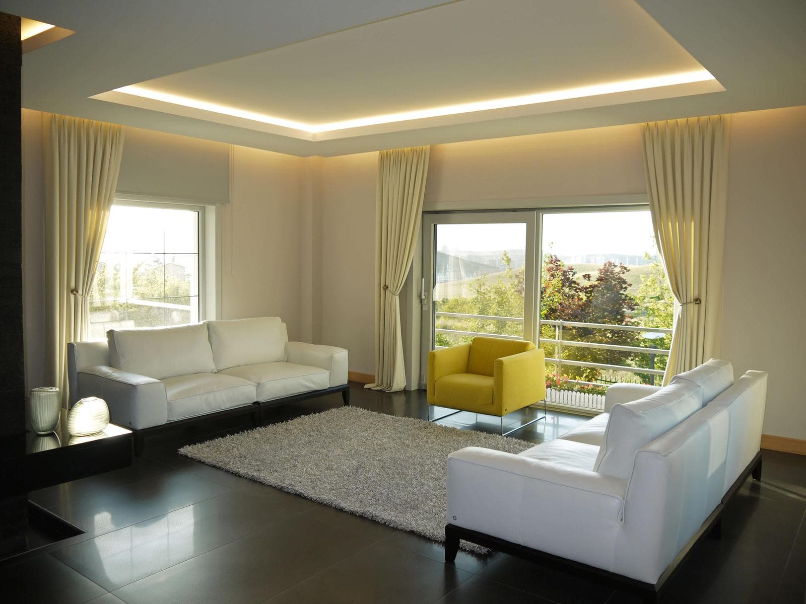 Contemporary sheer and dress curtains for a living room by Pile Perde