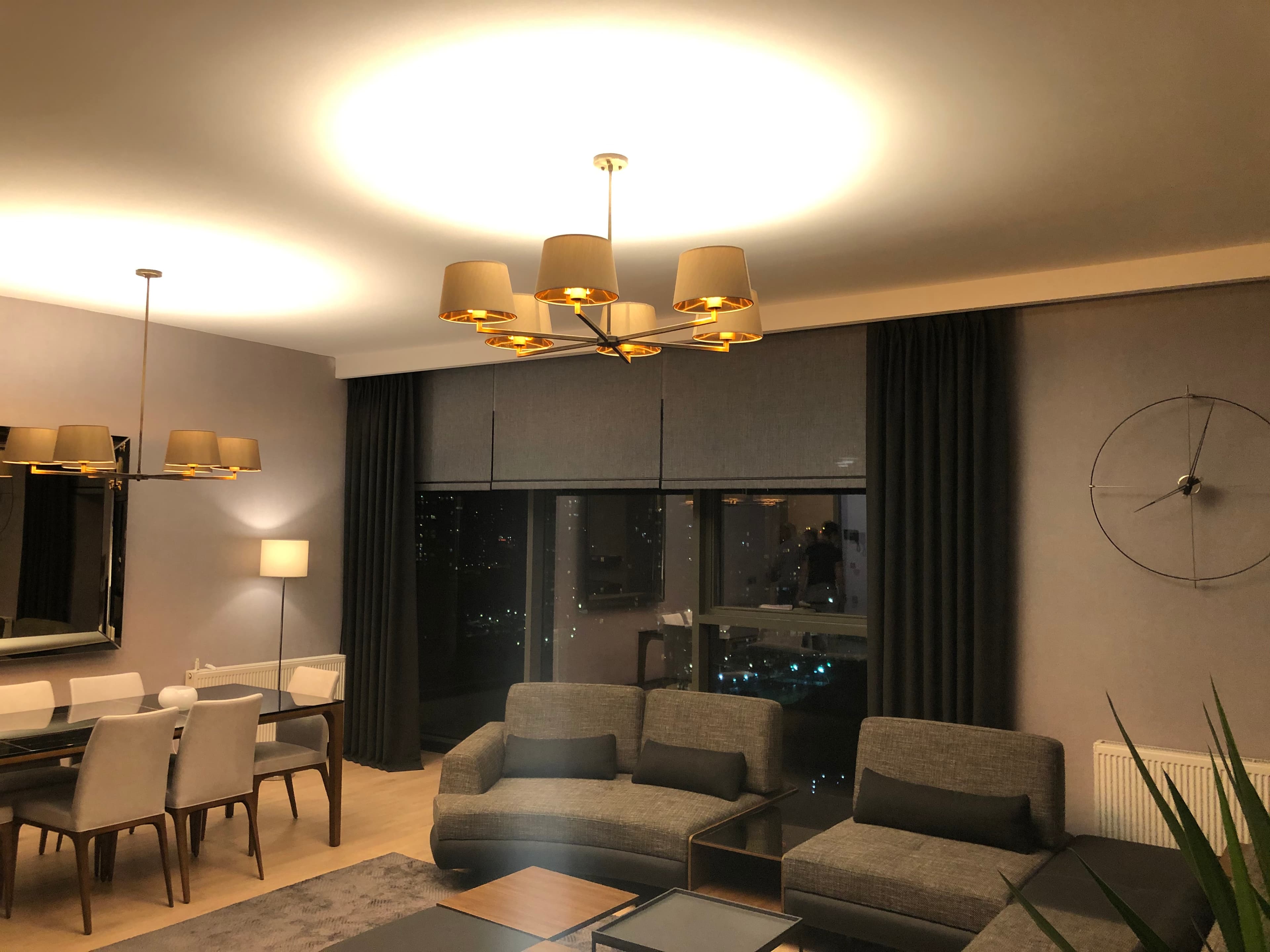 İncek İkon Sitesi modern salonunda koyu fon ve açık tonlu stor perde uygulaması