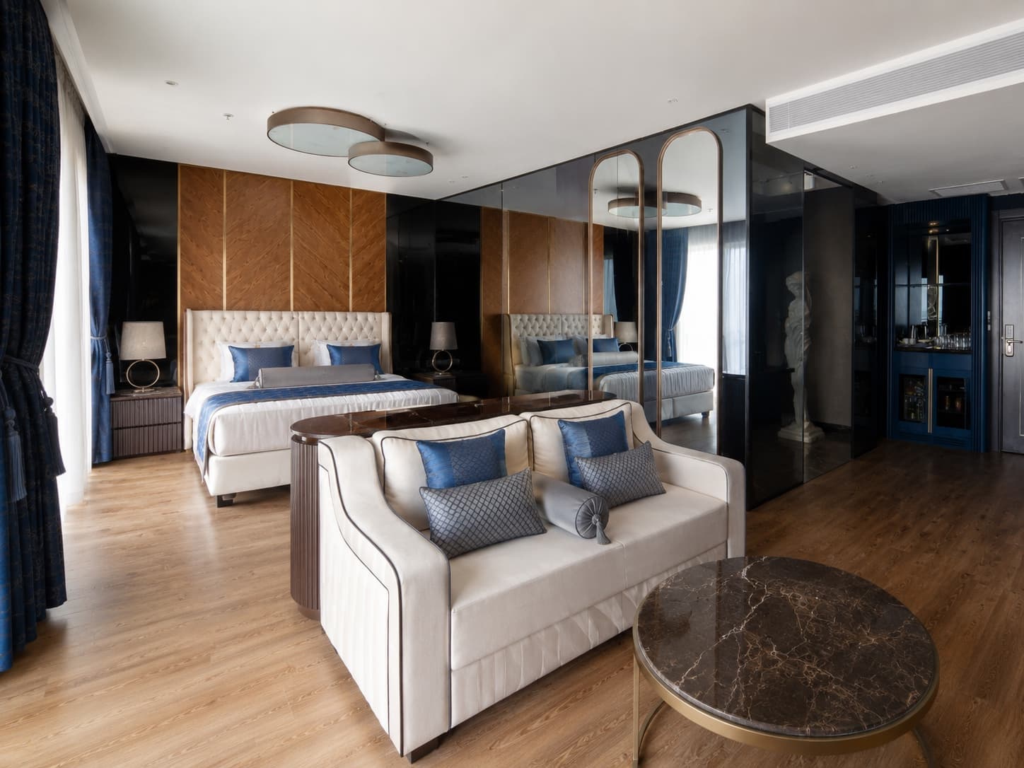 Lord’s Palace Hotel Girne numune odasında projeye özel tasarlanan lacivert fon ve tül perde uygulaması