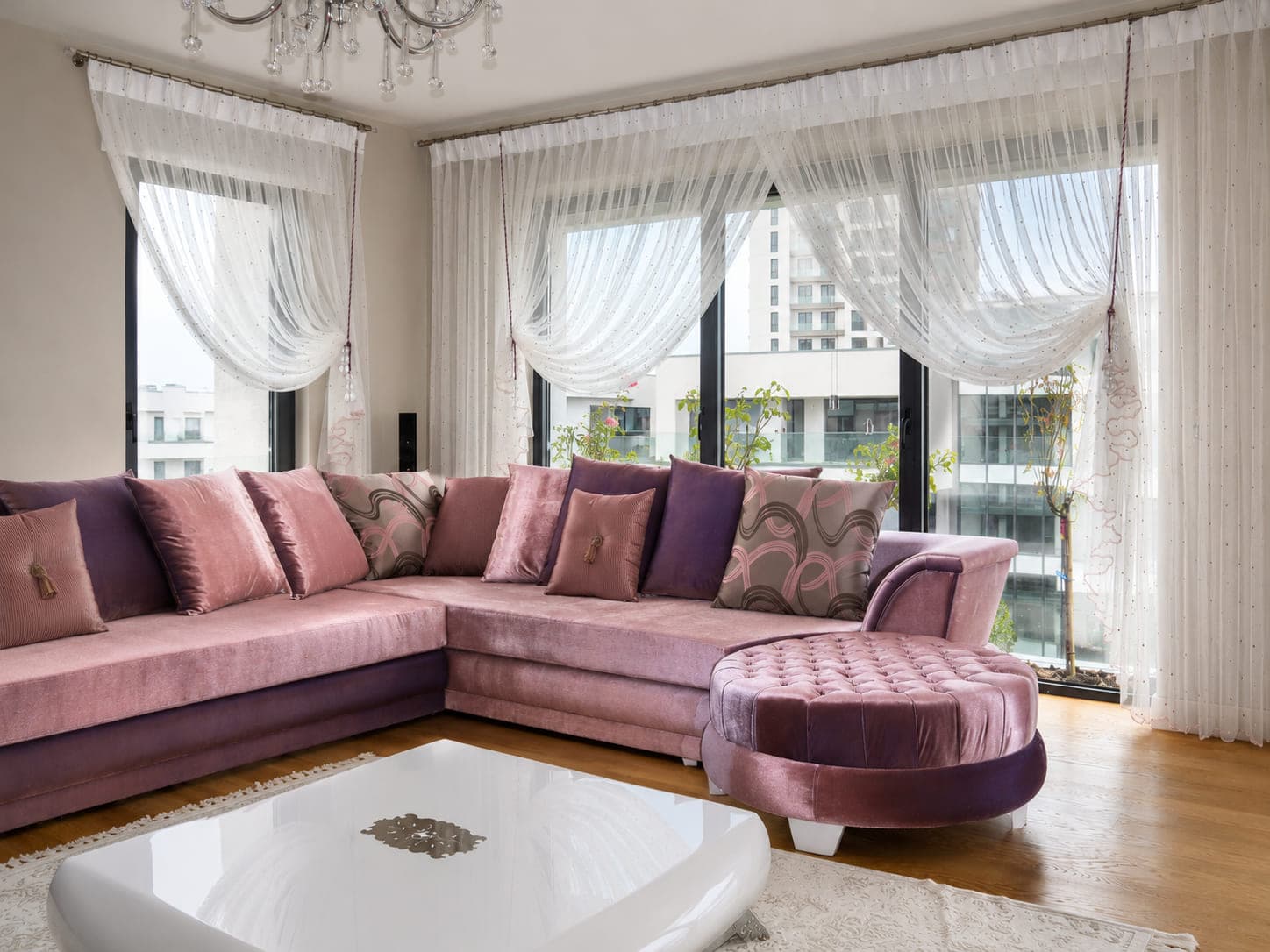 Lotus Çayyolu salonunda pembe koltuklarla uyumlu puantiyeli kruvaze tül perde uygulaması