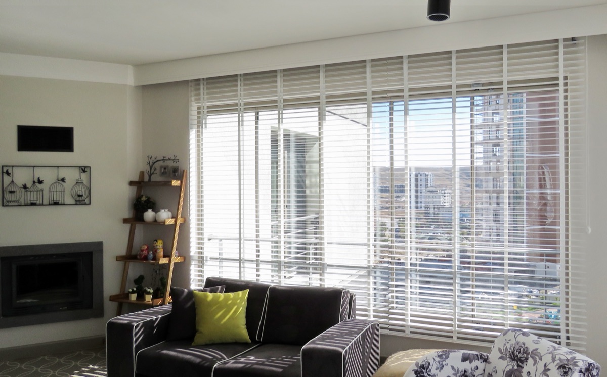 Beyaz ahşap jaluzi perde