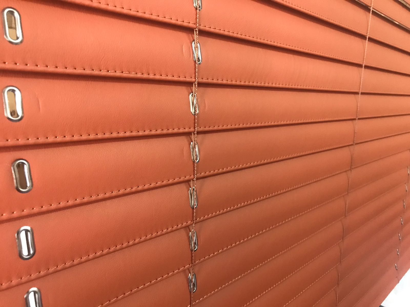 Beyaz deri jaluzi perde