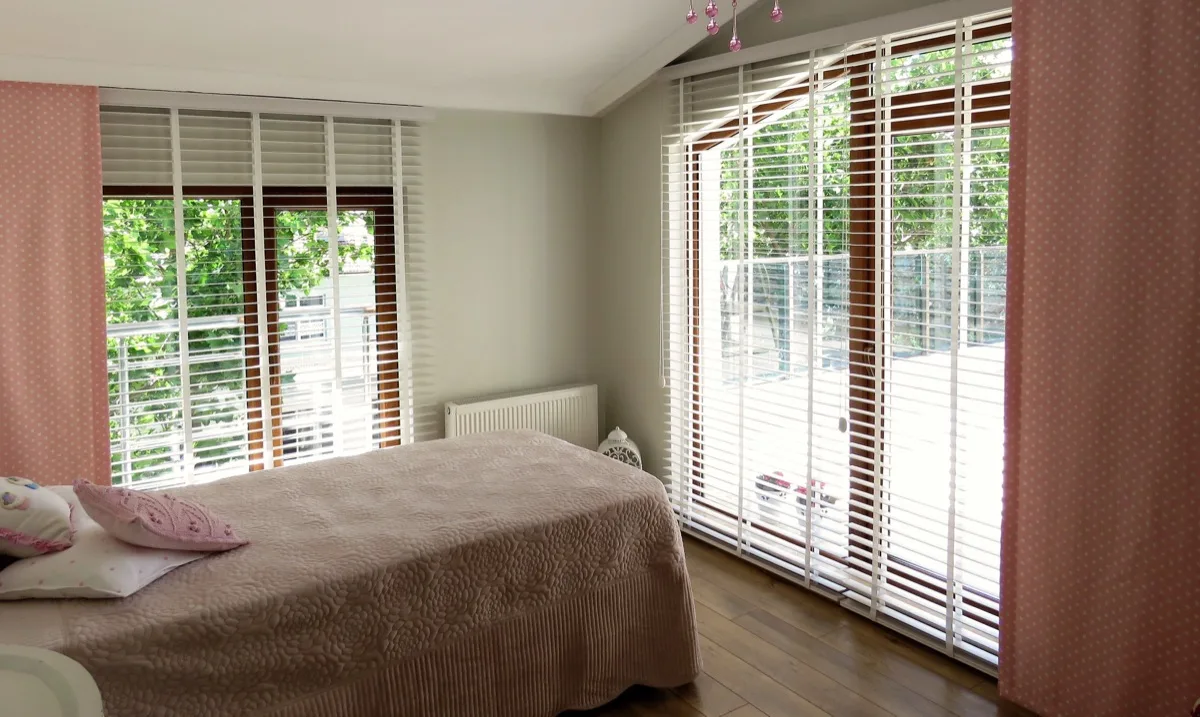 Wooden Venetian blind installation, view 6