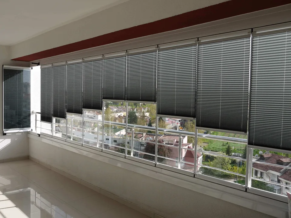 Cam balkon kanatlarında gri plise perde uygulaması