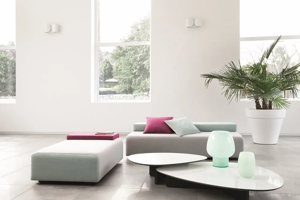 Pastel tonlu modüler oturma elemanlarıyla aydınlık salon