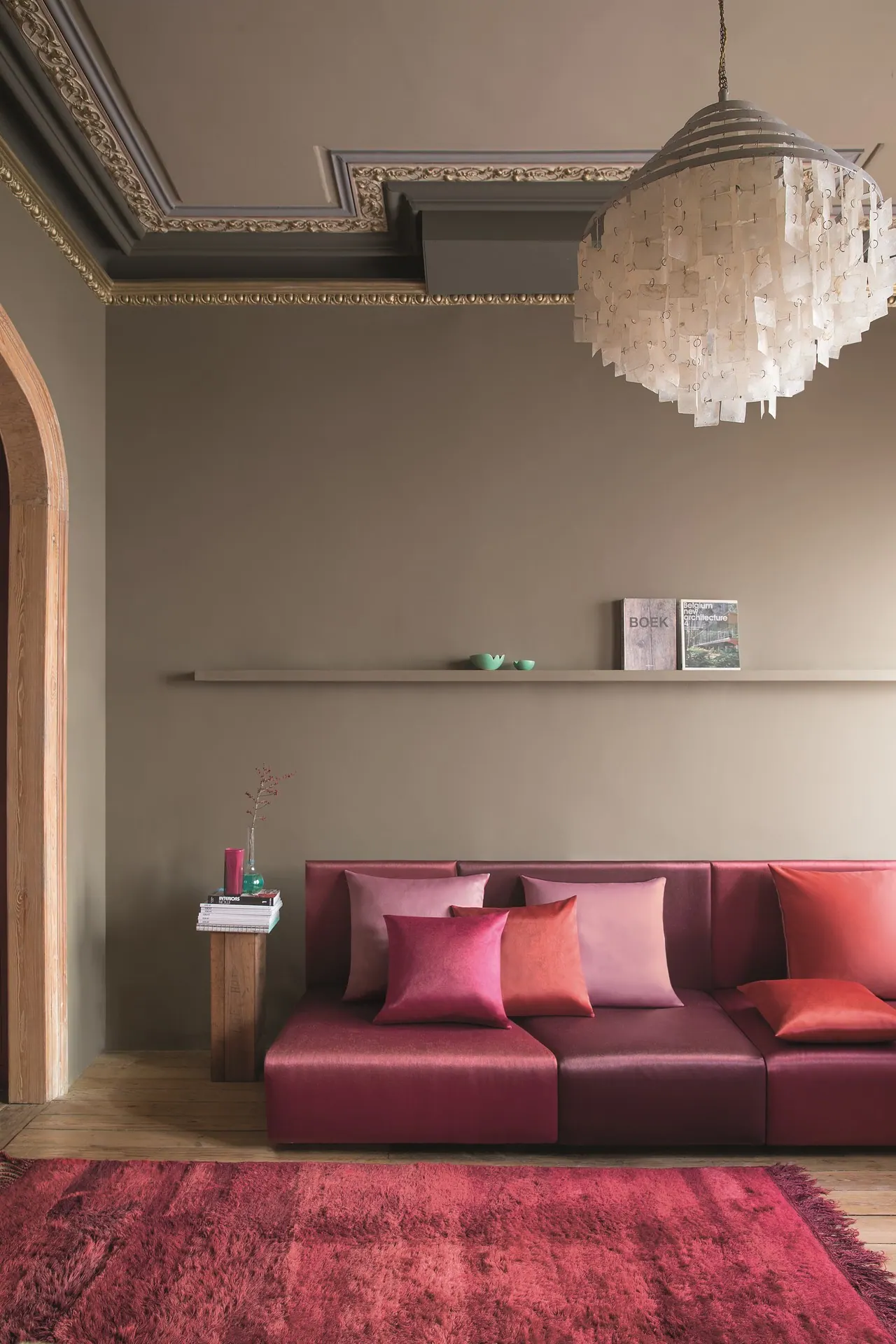 Bordo modüler koltuk ve ton sür ton kırlentlerle klasik salon