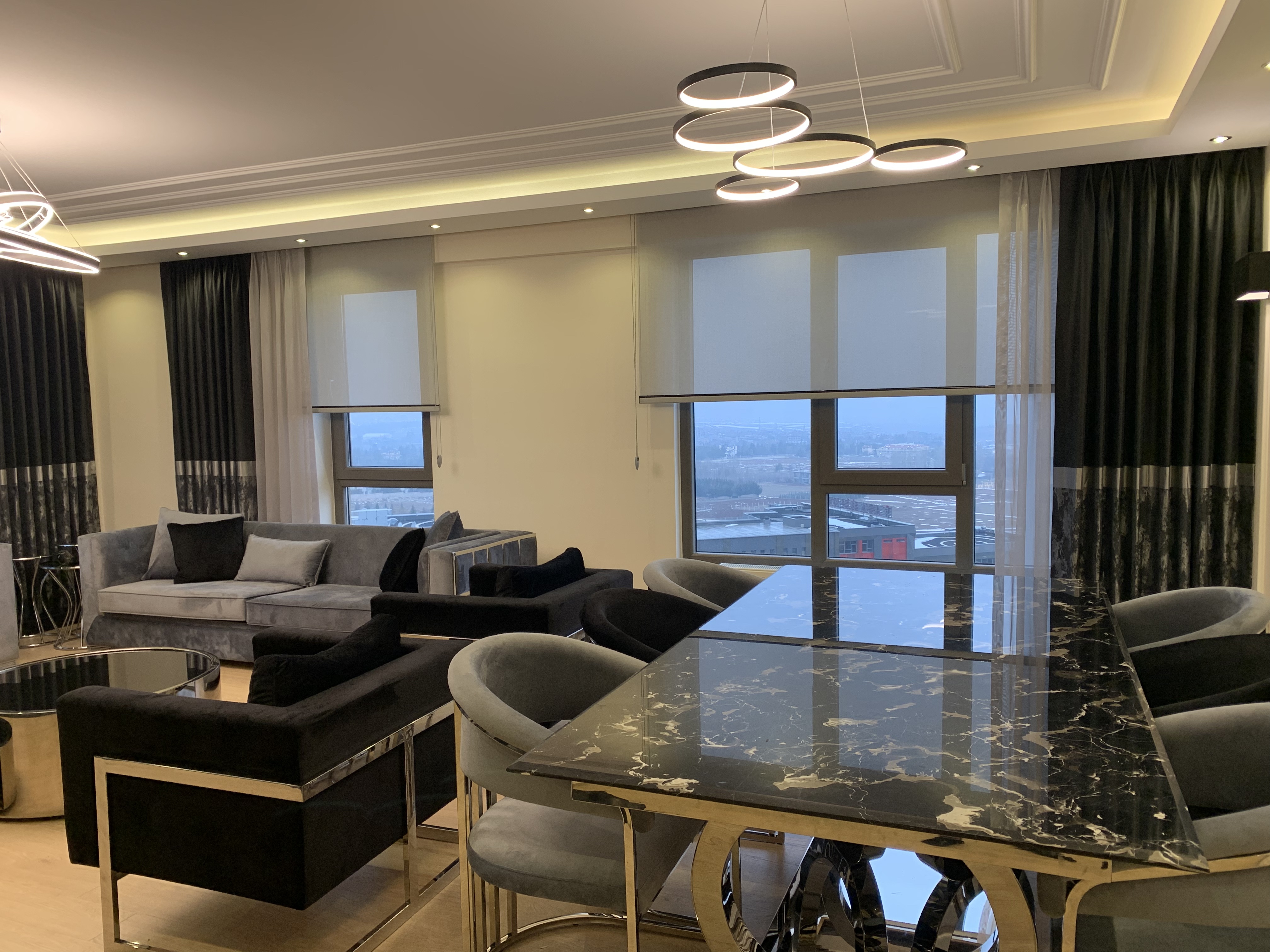 Atabilge İncek Konutları salon ve yemek alanında astarlı fon, dekoratif tül ve manuel stor perde uygulaması