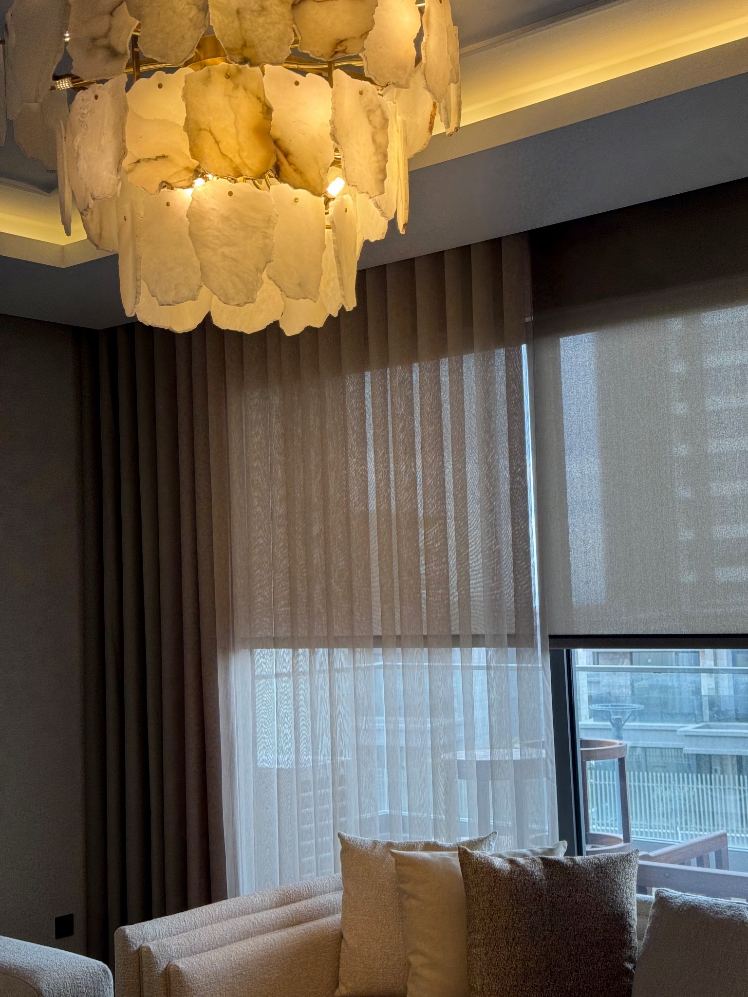 A curtain installation detail in the Avend Voven living room