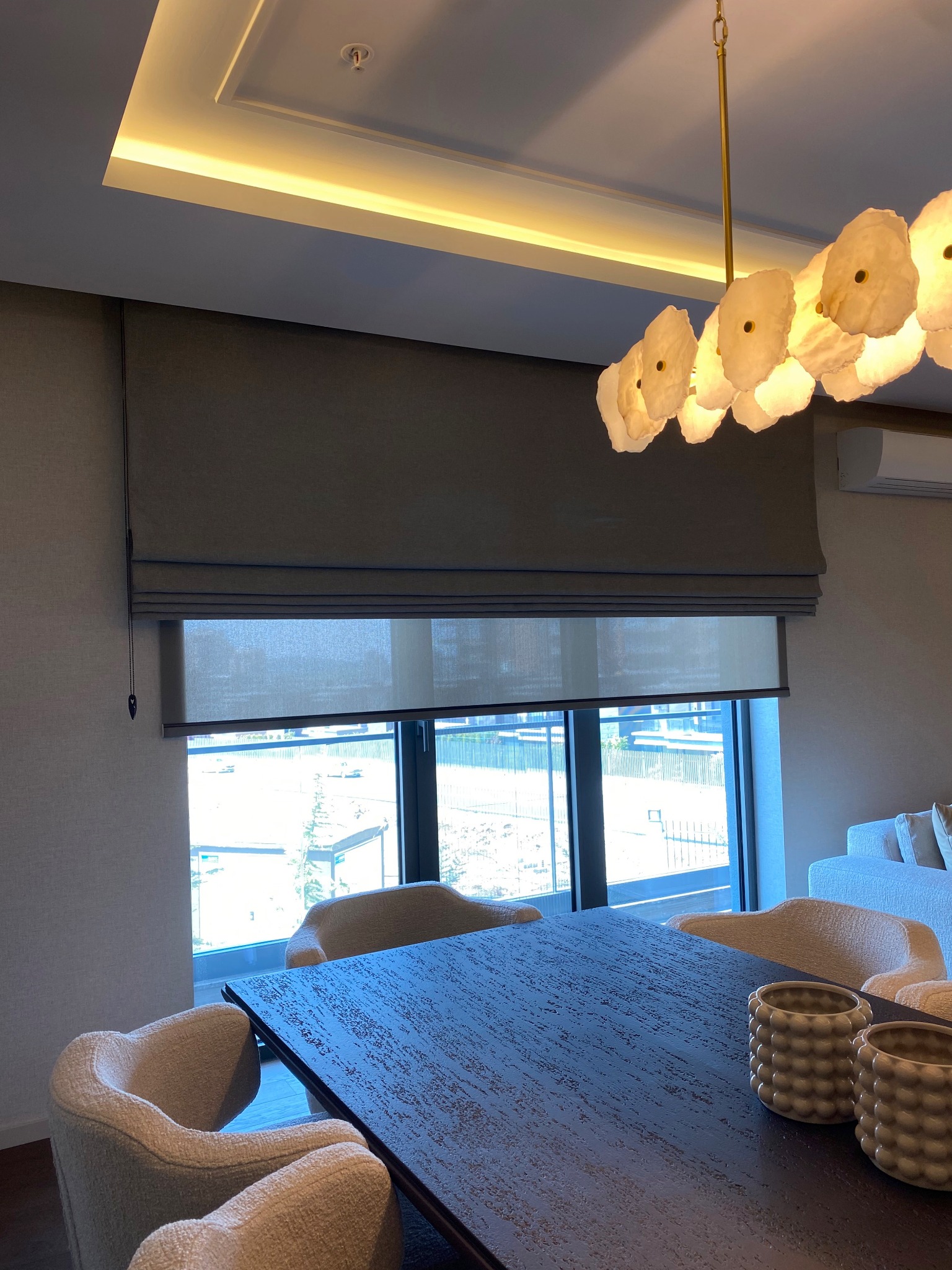 Roman and roller blinds in the Avend Voven dining area