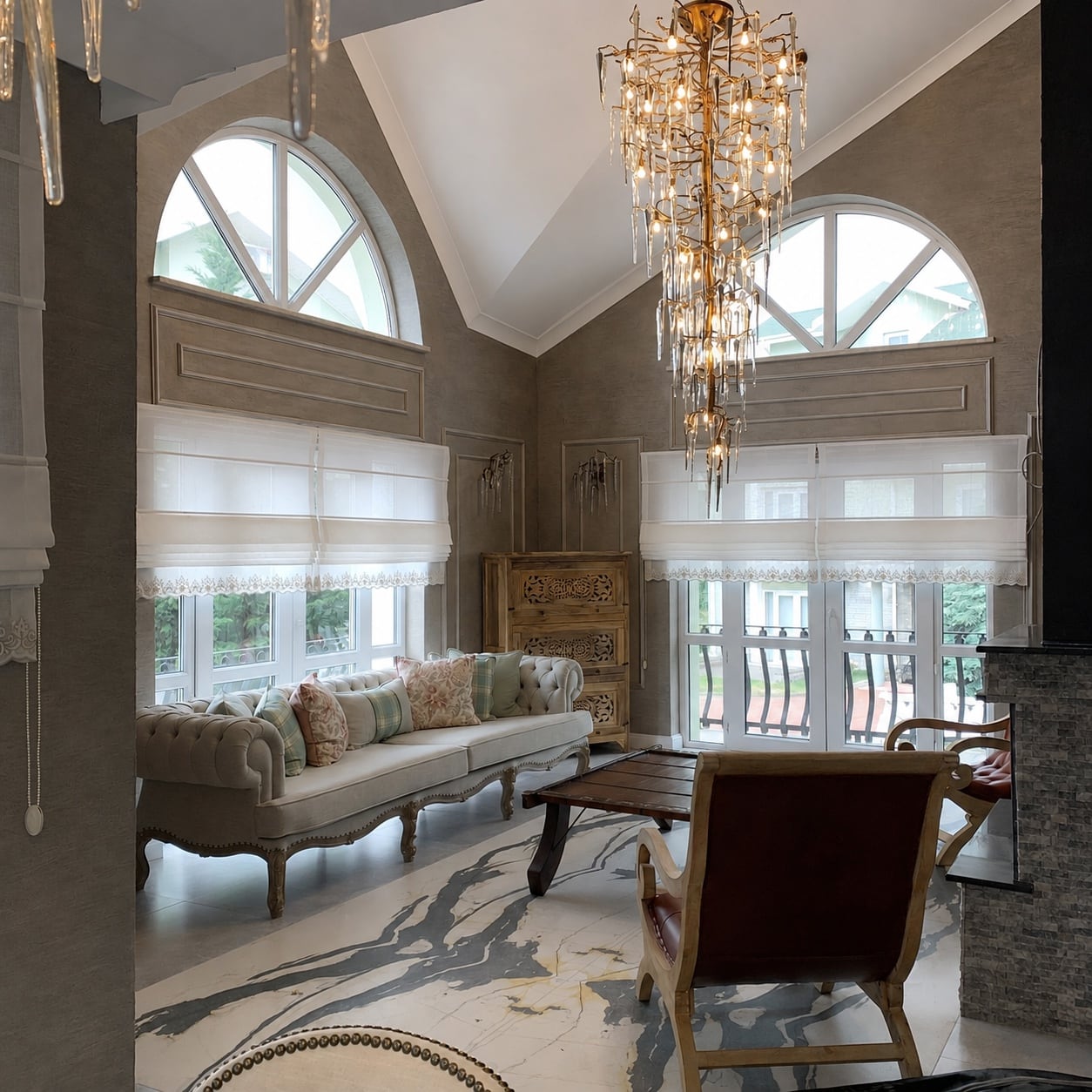 Çevregöl Parlamenterler Sitesi Gölbaşı villa salonunda iki kemerli pencere ve doğal keten tül katlamalı perdeler
