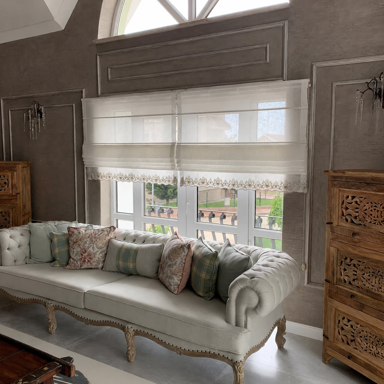 Gölbaşı villa salonunda nakış etek detaylı keten tül katlamalı perde ve oturma alanı