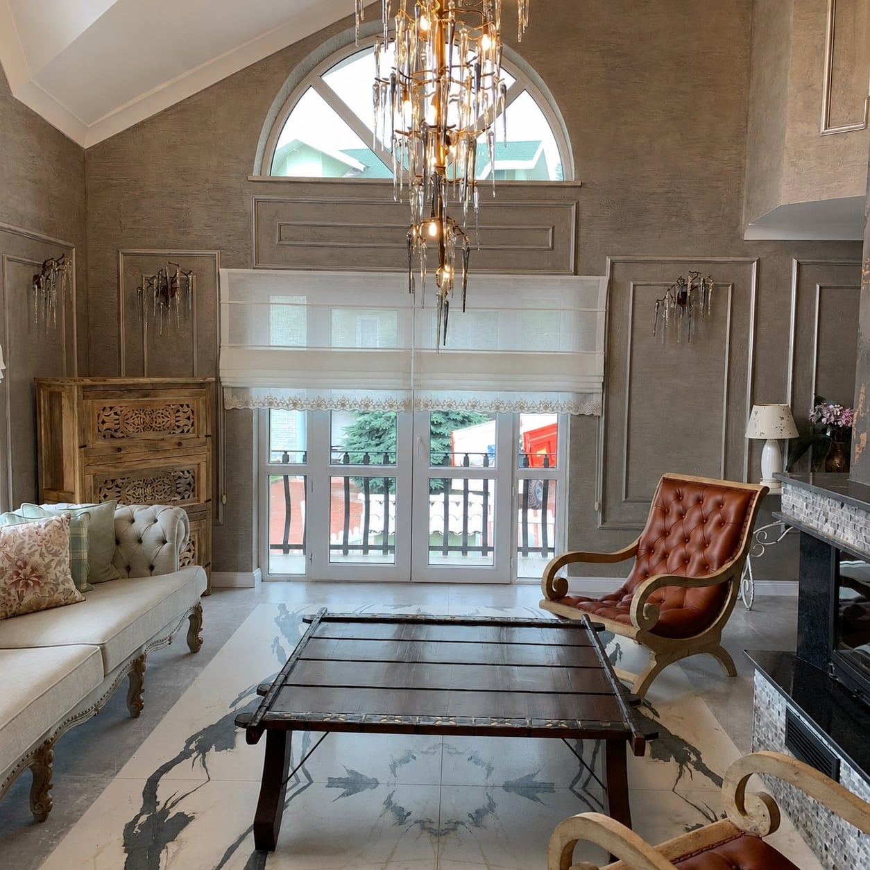 Yüksek tavanlı villa salonunda kemerli pencere önünde özel ölçü katlamalı perde uygulaması