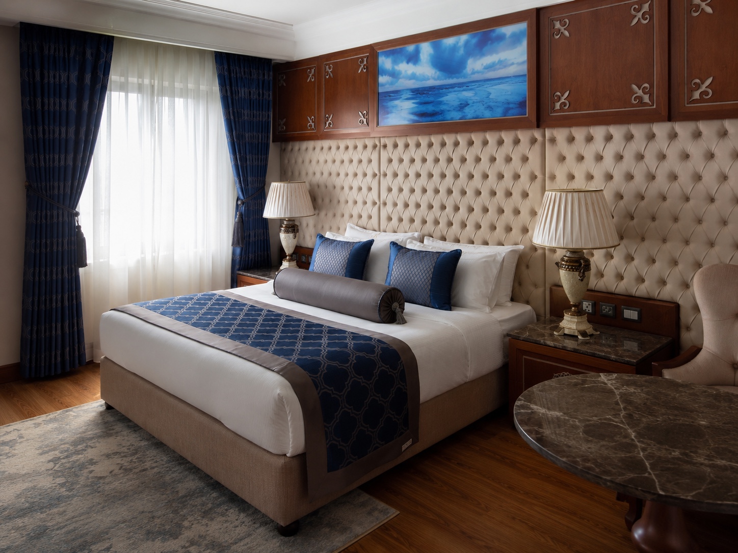 Lord’s Palace Hotel Girne numune odasında perde, mobilya, halı ve renk paletinin bütünlüğü