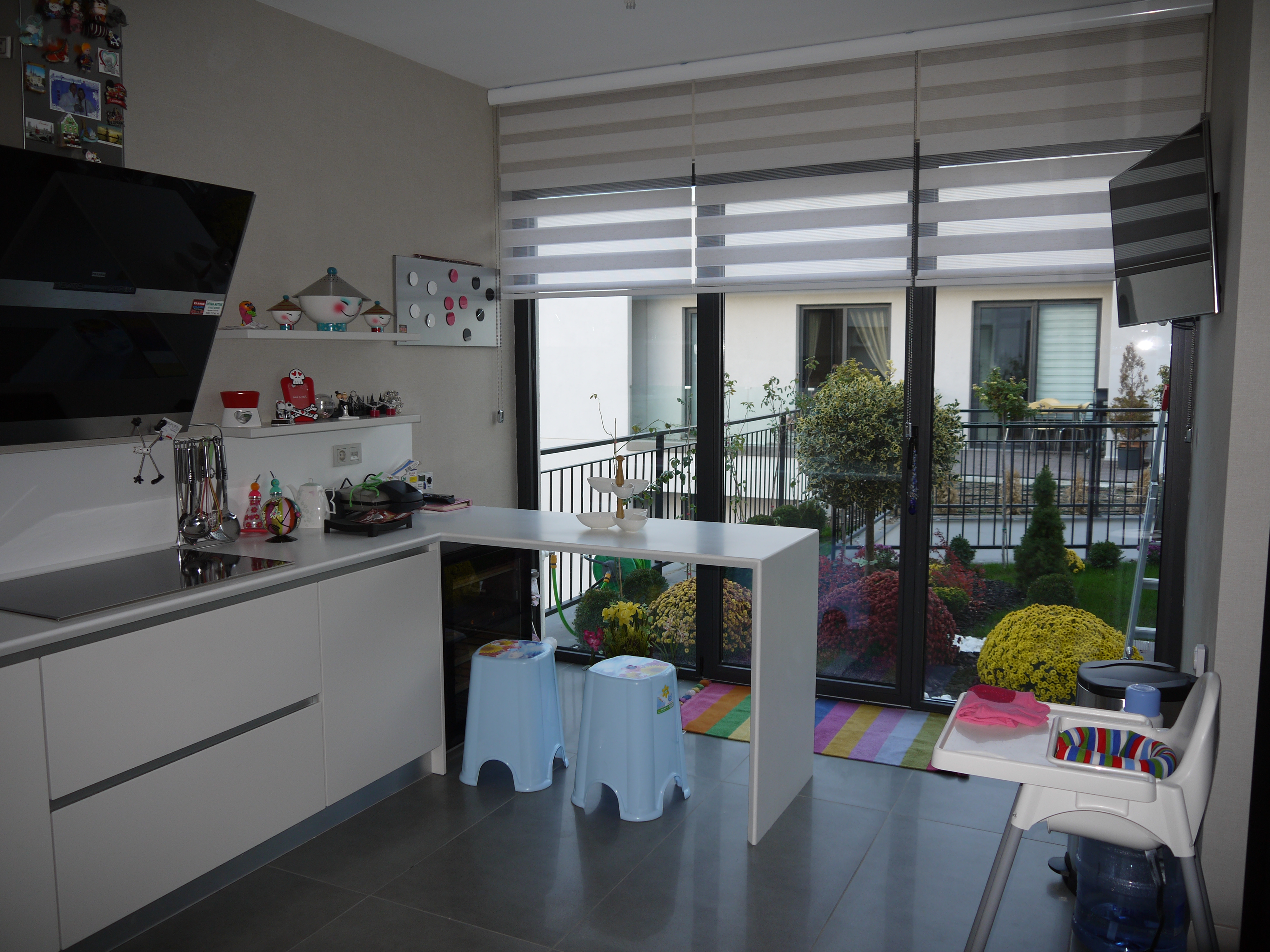 Cassette day and night blinds in the Lotus Çayyolu kitchen