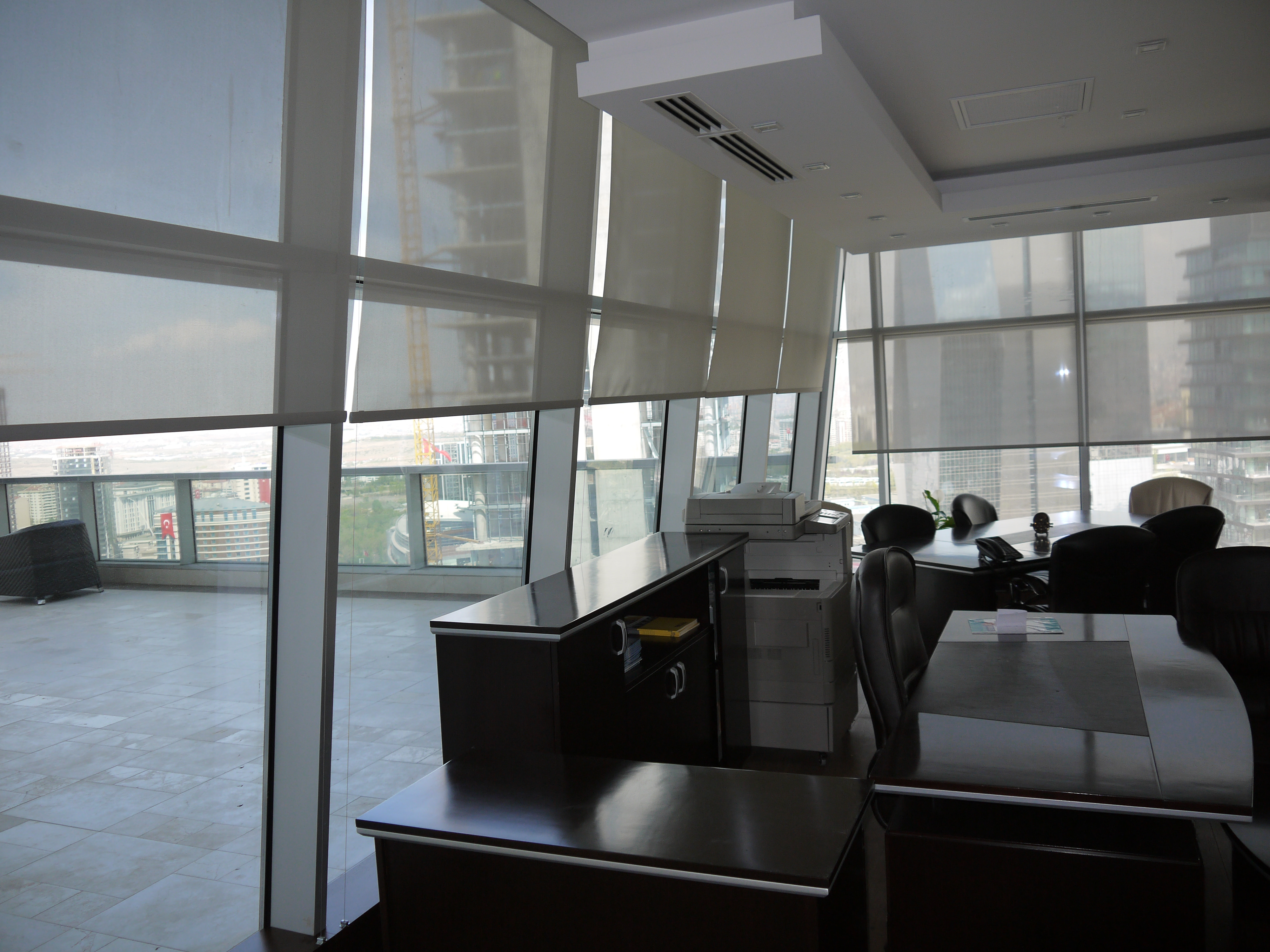 The Paragon Söğütözü ofisindeki eğimli cam yüzeylerde özel ölçü sunscreen stor perdeler