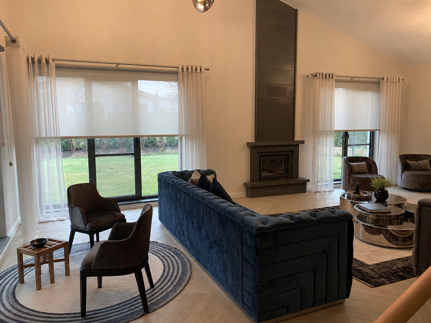 Villa Voga Gölbaşı salonunda krom rustik sistem, sunscreen stor ve kapsüllü tül perde uygulaması