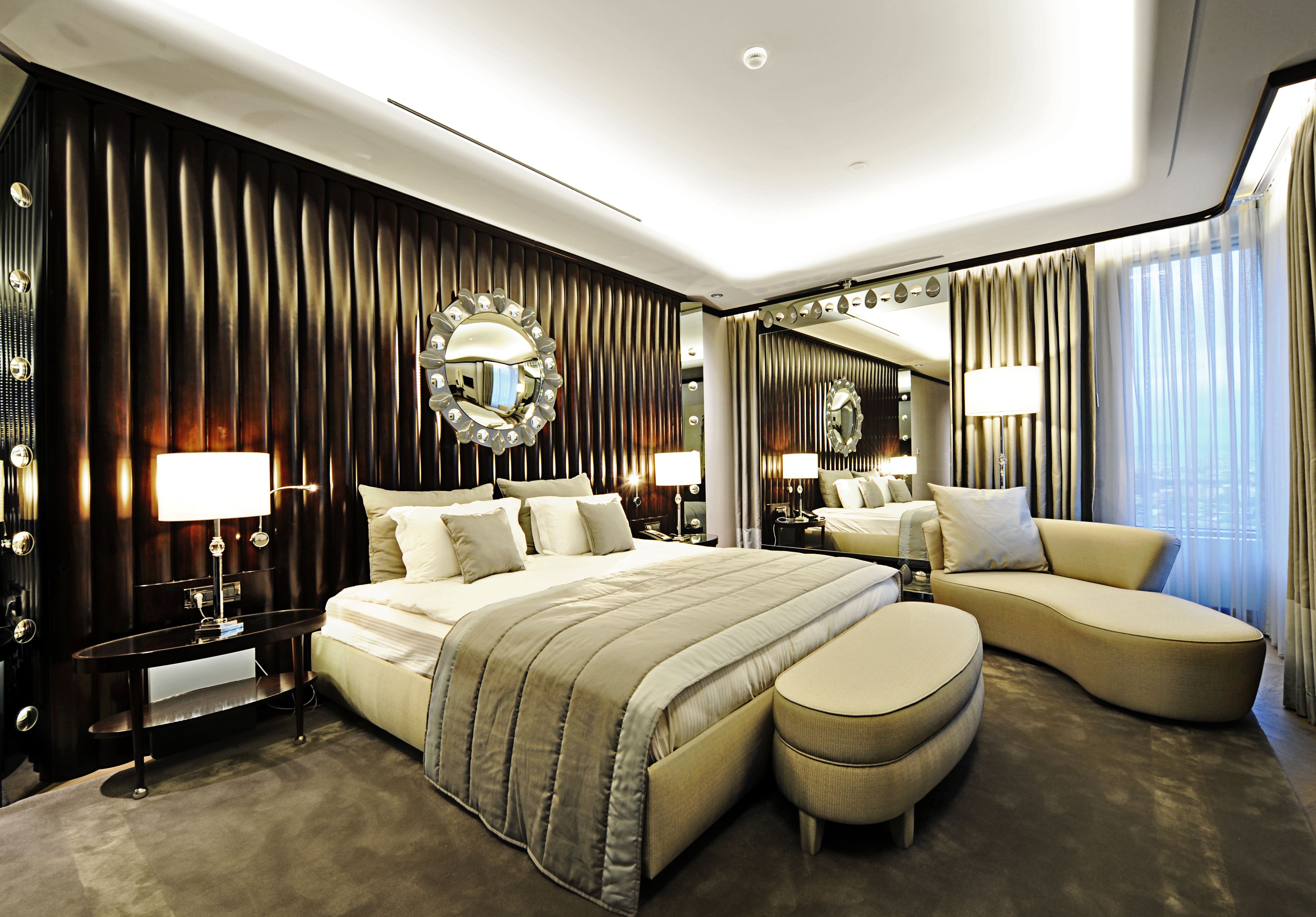 Separate layers respond to daylight, privacy and the height of the room.