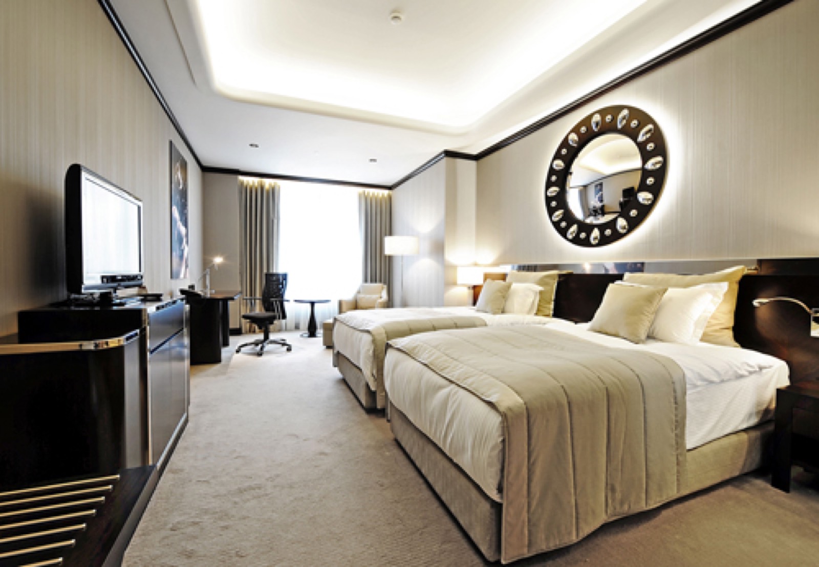 The curtain follows the height of the opening to unify the room.