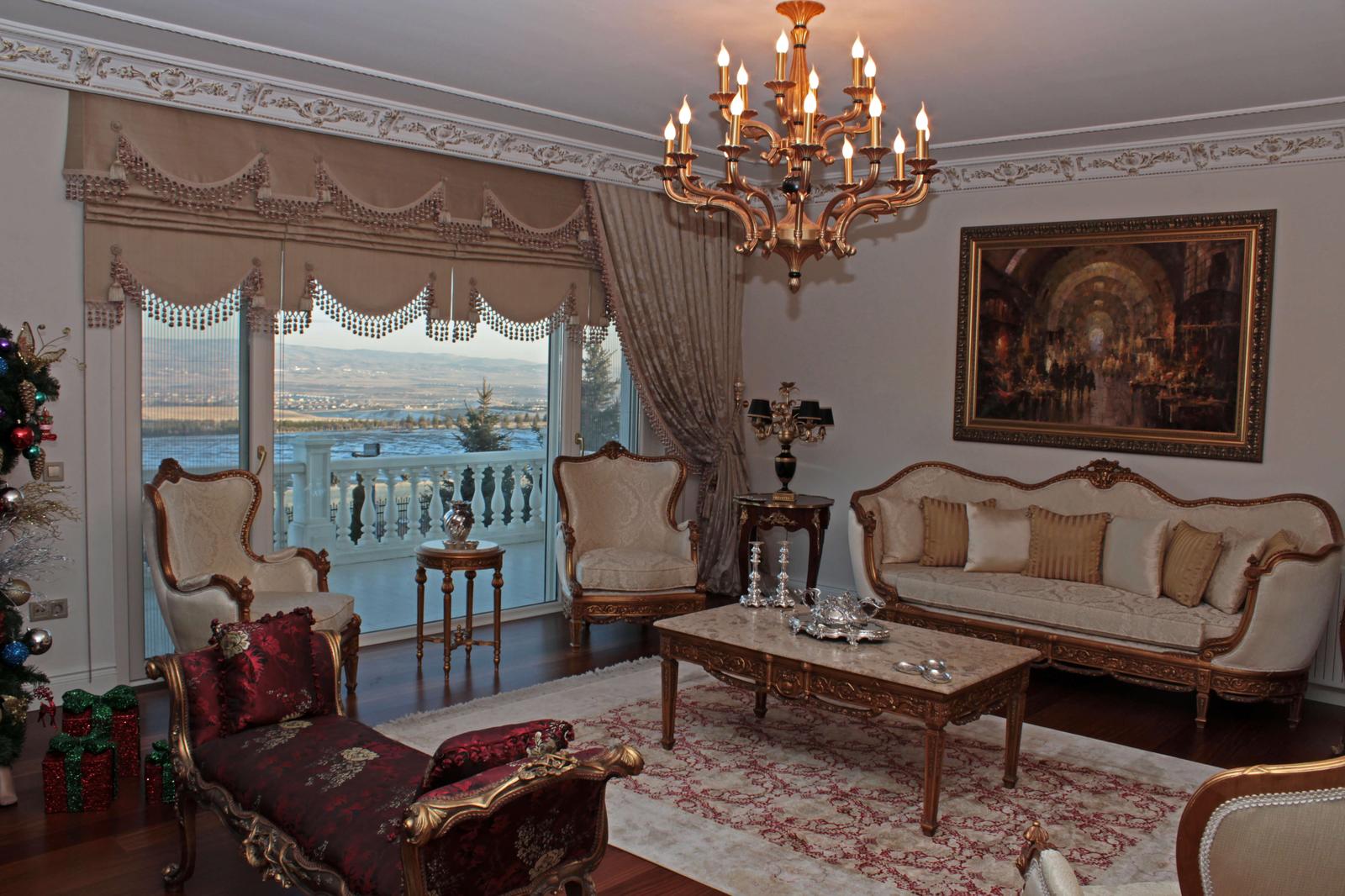 İncek özel villa salonunda geniş cam, katlamalı perde ve fon perde uygulaması