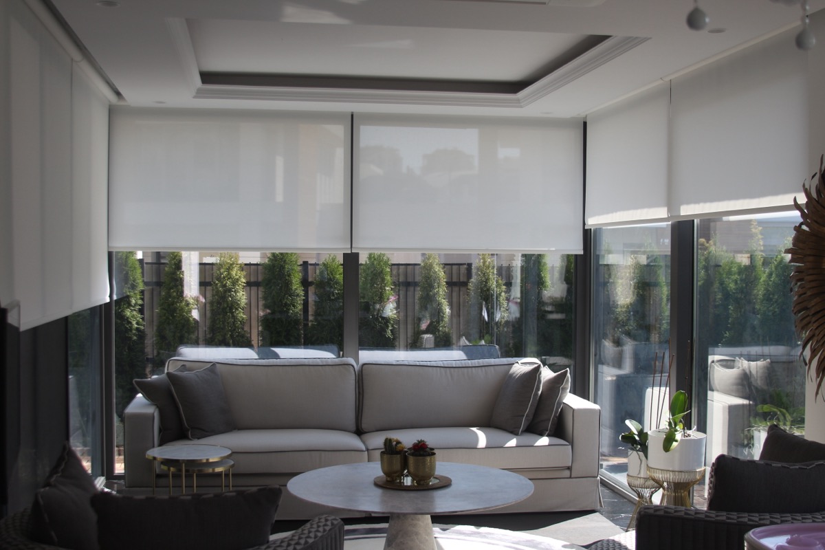 Screen roller blinds on wide windows