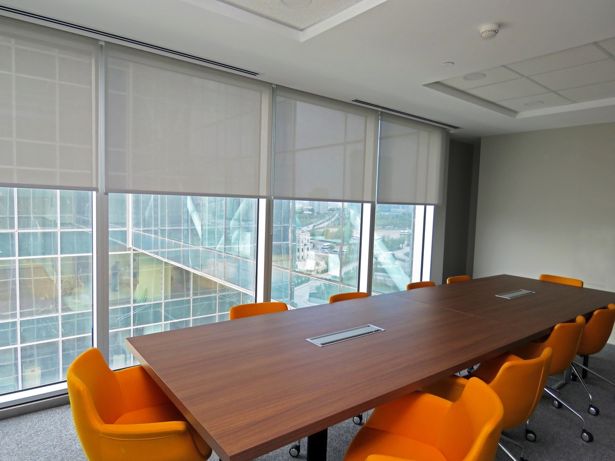 Gri screen stor perde