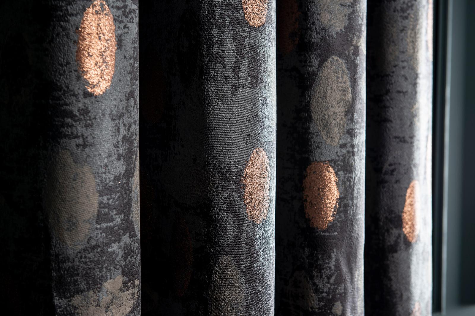 Parlak desenli fon perde