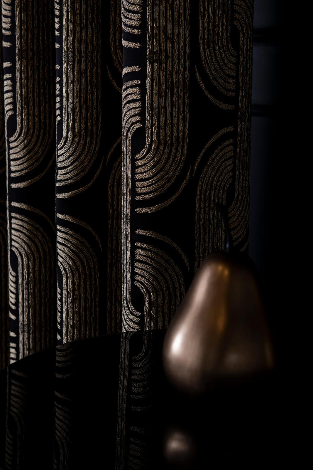 Siyah desenli fon perde